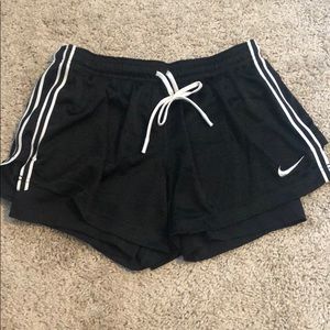 💰 3/$25 Black Nike athletic shorts size medium.